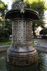 1) Ancona, piazza Stamira: la fontana disegnata nel 1921 dall’architetto Guido Cirilli (foto di Gaia Olivieri) 