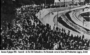 2) Ancona, 9 giugno 1914, funerali delle vittime: la folla marcia  in via XXIX Settembre e via Nazionale