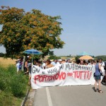 Foto 1) Il corteo del Comitato “Portonovo per tutti” poco prima della partenza a Portonovo di Ancona il 20 luglio scorso (foto di Lamberto Marrazzo) 