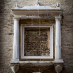 1) Ancona: L’edicola votiva vuota, sulla facciata di palazzo Jona, dove originariamente era collocato  il quadro con la Vergine e il Bambin Gesù(foto di Gianluca Mainiero)