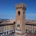  La Torre Civica in piazza Leopardi, a Recanati (MC), ristrutturata quest’anno grazie ad un progetto “Art bonus” (foto tratta da: http://artbonus.gov.it/manutenzione-e-riqualificazione-della-torre-civica.html)