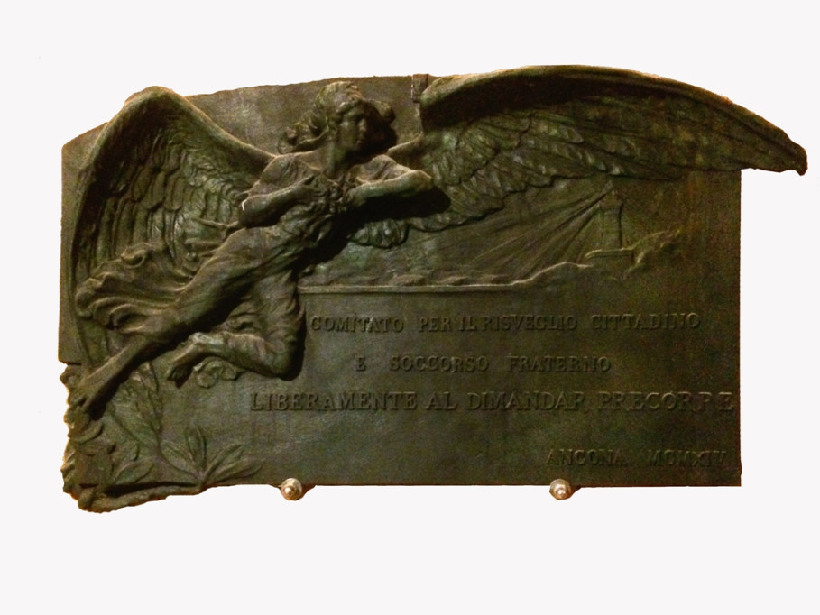La targa bronzea di Filandro Castellani datata 1914 (foto di Giampaolo Milzi/Alfonso Napolitano)
