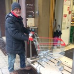 ll tunisino Salem “Gaetano” Hamdi mentre “lavora” all’ingresso del supermercato Coop in corso Amendola ad Ancona