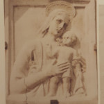  Il bassorilievo in pietra, sopra il portale, che raffigura la Madonna col Bambino, prodotto da scultori marchigiani del 1600