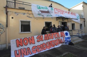 Ancona, l’ex asilo Regina Margherita di via Ragusa (quartiere piano) prima dello sgombero di polizia