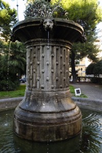 1) Ancona, piazza Stamira: la fontana disegnata nel 1921 dall’architetto Guido Cirilli (foto di Gaia Olivieri)