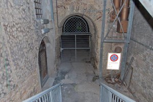    Ancona, la storica via Sottomare sbarrata da un cancello