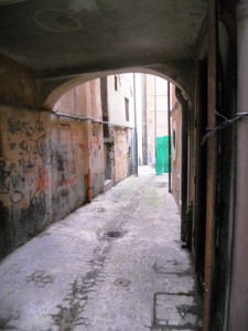 Il vicolo dopo la bonifica di Anconambiente e vigili urbani (foto di Alessandro Sternini)