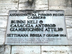 3) Ancona, via Torrioni: la lapide commemorativa  posta da anarchici e repubblicani nel 1960 dove sorgeva Villa Rossa
