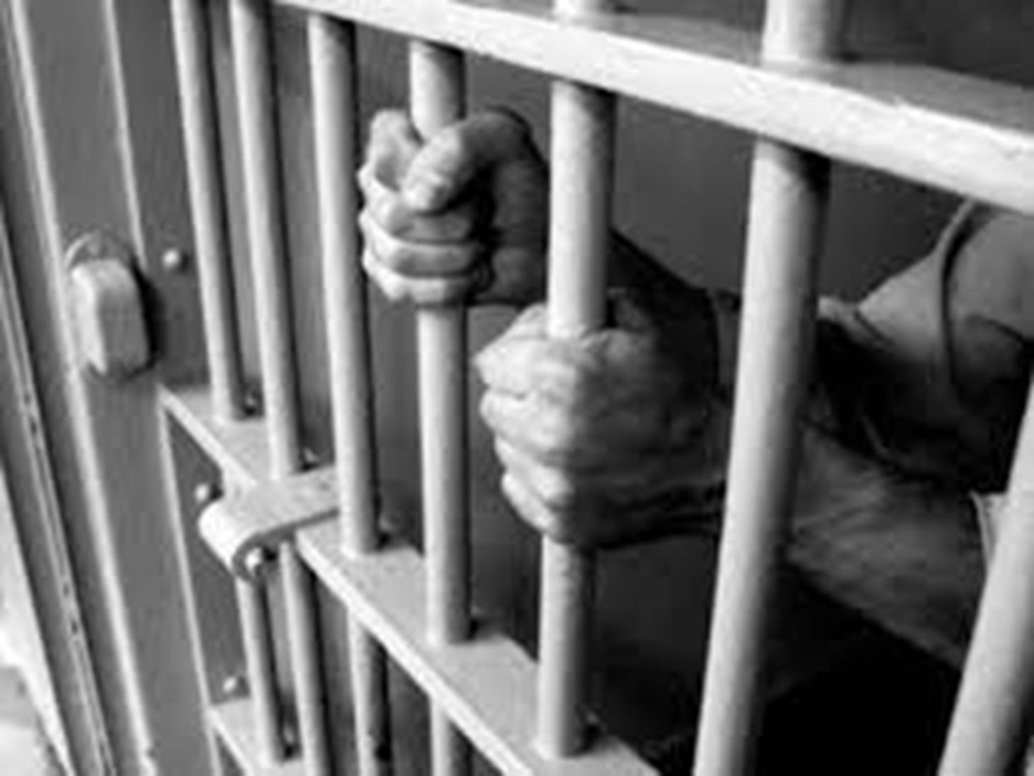 I commenti choc su Facebook degli agenti penitenziari su un detenuto rumeno suicida