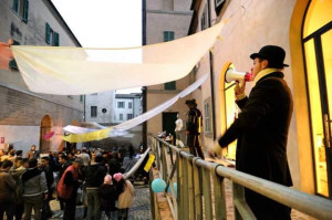 Un momento della performance urbana tenuta da Teatrodeké ad Ancona in via della Pescheria il 21 febbraio scorso