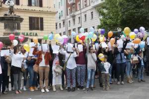 Ancona, piazza Roma, 5 maggio 2015: il flash mob contro la riforma della scuola proposta da Renzi (foto di Angelica Zingaro)