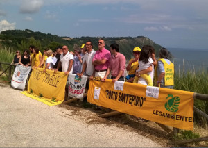 Il presidio al belvedere di Portonovo di Ancona dei cittadini aderenti al movimento internazionale “#StopSeadrilling - No Oil”, 20 giugno 2015 (foto di Silvia Breschi)