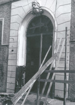  Foto del portale (tratta dal libro “C’era una volta…  Ancona - Cartoline e foto d’epoca” di Aldo Forlani) nel 1973, due anni prima dell’abbattimento del complesso carcerario. 