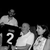 Il Presidente Tommaso Rossi consegna al Dr. Luzi la maglietta di Socio Onorario