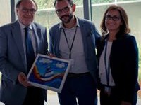 Il Presidente Tommaso Rossi e la Segretaria Mary Basconi consegnano al Dr. Tarfusser un dipinto a mano con l'effige dell'Associazione fatto preparare appositamente in occasione della visita a l'AIA.