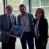 Il Presidente Tommaso Rossi e la Segretaria Mary Basconi consegnano al Dr. Tarfusser un dipinto a mano con l'effige dell'Associazione fatto preparare appositamente in occasione della visita a l'AIA.