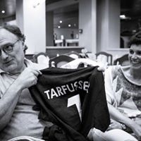 Il Dr. Tarfusser con maglietta di Socio Onorario consegnata in occasione della visita a L'AIA