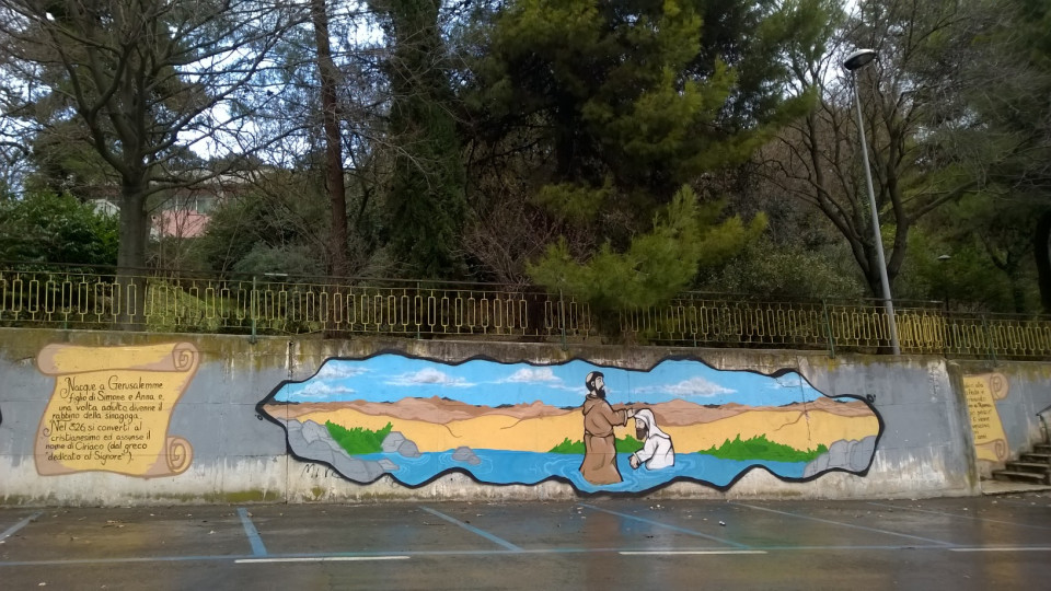 Due immagini del “wall painting” realizzato dai ragazzi di Jassart sulla murata del parcheggio di via Michelangelo ad Ancona (foto di Silvia Breschi)