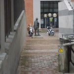 3) L’opera d’arte nell’attuale localizzazione “punitiva” dietro l’edificio della facoltà di Economia (foto di Silvia Breschi)