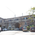  a) L’edificio con l’Arco degli Angeli a Varano di Ancona