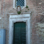 b) L’ingresso della settecentesca Chiesetta-Cappella di San Michele Arcangelo, realizzata nella metà del ‘700 dal conte Liverotto Ferretti nella parte destra dell’edificio dell’Arco degli Angeli a Varano