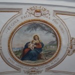 d) Soffitto delle chiesetta, affresco di Madonna con bambin Gesù
