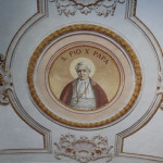 e) Soffitto della chiesetta, affresco celebrativo di San Pio X Papa