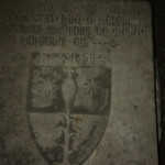 4) Lapide sepolcrale con stemma di Andriolo Mugnadini ed eredi (1381) dimenticata in un locale semi-ipogeo