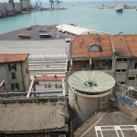 Veduta dall’alto dell’ultimo piano mai realizzato del parcheggio Traiano con la torre che avrebbe dovuto ospitare l’ascensore