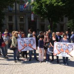 Un’immagine della  manifestazione dei cittadini di Castelferretti del 5 maggio scorso in piazza Cavour sotto il Palazzo della Regione ad Ancona (foto di Giampaolo Milzi)