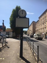 Orologio su tabellone pubblicitario in piazza D’Armi non funzionante (foto di Giampaolo Milzi)