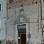 La bellissima facciata dell’ex Chiesetta del Sacramento, del XVI secolo, che ospita un ristorante, in piazza Vittorio Veneto a Sirolo