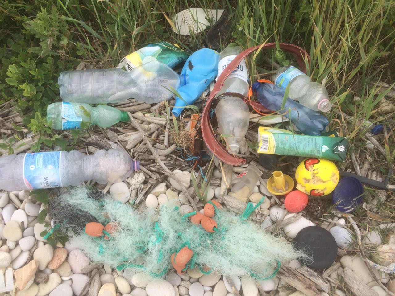 Mare di rifiuti nelle Marche: 83% plastica