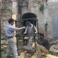I tecnici della ditta “Gamma srl” impegnati nel recupero dei reperti scultorei da 70 anni abbandonati in un cunicolo dell’ex Convento di San Francesco (Ancona, 12 aprile, foto di Giampaolo Milzi)