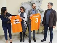Il Presidente Tommaso Rossi e la segretaria Mary Basconi consegnano a Ilaria Cucchi e all'avv. Fabio Anselmo la maglietta di Socio Onorario